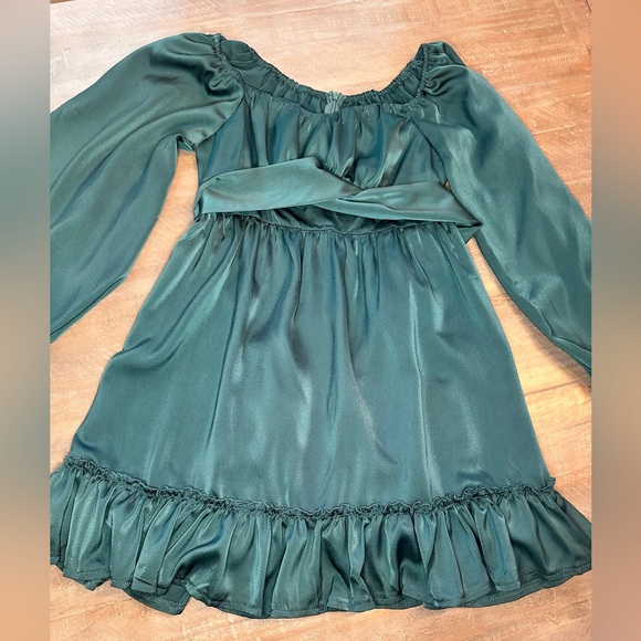 NWT Women’s off the shoulder long sleeve mini dress with ruffle tier with bow - Picture 4 of 7